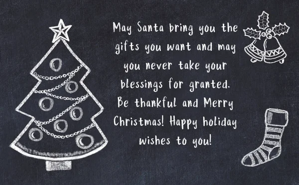 Ritning av julgran och handskrivna hälsningar på svart tavla — Stockfoto