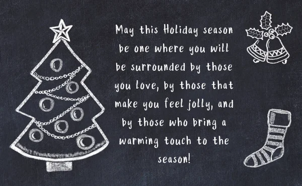 Ritning av julgran och handskrivna hälsningar på svart tavla — Stockfoto