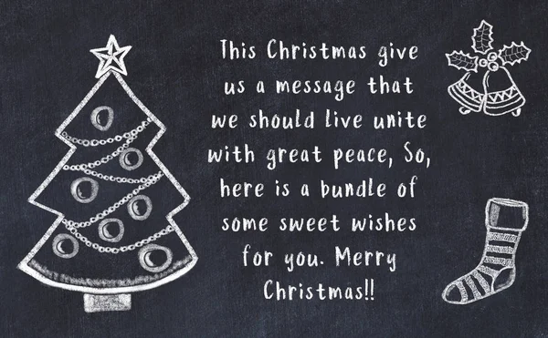Karácsonyfa rajza és kézzel írott üdvözlet fekete táblán — Stock Fotó