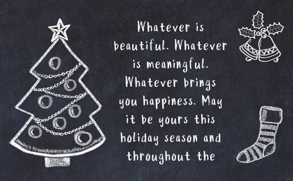 Dibujo del árbol de Navidad y saludos escritos a mano en pizarra negra — Foto de Stock