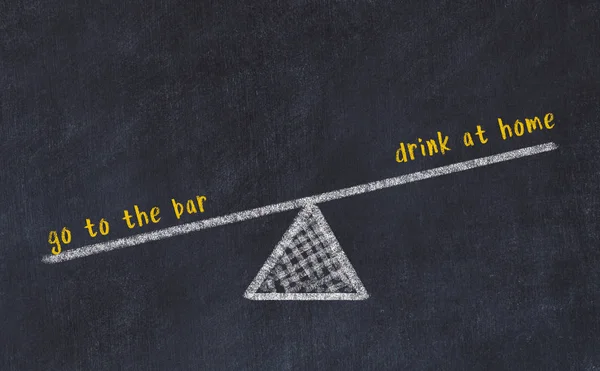 Σκίτσο πίνακα κιμωλίας των κλιμάκων. Έννοια της ισορροπίας μεταξύ πηγαίνετε στο μπαρ και ποτό στο σπίτι — Φωτογραφία Αρχείου