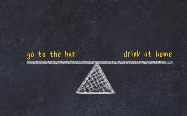 Набросок чешуи на доске. Концепция баланса между пойти в бар и выпить дома — стоковое фото