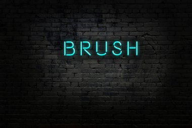 Duvara yazı fırçası yapıştırılmış neon tabela