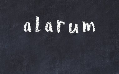 Üzerinde yazıt alarmı olan siyah karatahta