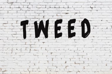 Sözcük tüvit beyaz tuğla duvara boyanmış