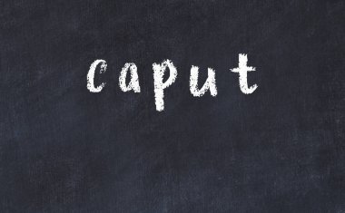 Kolej tebeşiri masasında kaput yazılıydı.