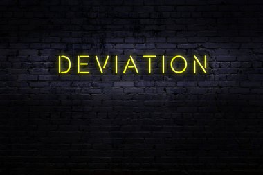 Yazı sapması olan tuğla duvardaki neon tabelanın gece görüntüsü