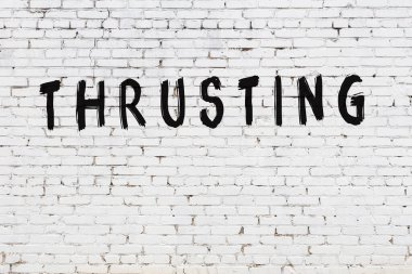 Kelimeler beyaz tuğla duvara yazıldı.