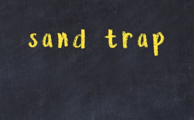 Üzerinde yazı olan siyah karatahta.