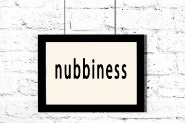 Beyaz tuğla duvarda asılı siyah çerçeve.