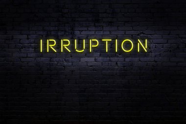Neon işareti. Duvara karşı kelime tahribatı. Gece görünümü