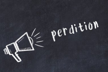 Tebeşir hoparlörü ve yazı tahtasındaki harabe.