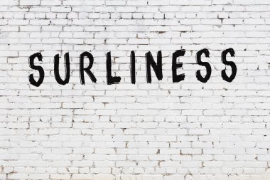 Üzerinde siyah boya kalıntısı olan beyaz bir duvar.