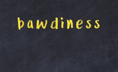 Üzerinde müstehcenlik yazılı siyah karatahta.