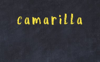 Üzerinde Camarilla yazan tebeşir masası.