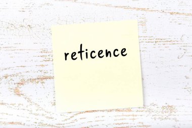 Kelimesi kelimesine suskun sarı kağıtlar. Hatırlatma konsepti