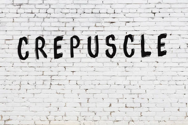Parola crepuscolare dipinta su muro di mattoni bianchi — Foto Stock