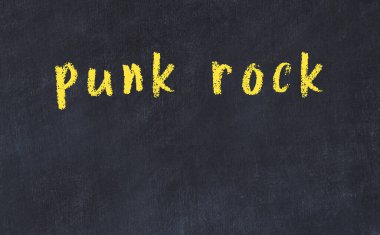 Punk rock sözcüğünün yazılı olduğu tebeşir masası.