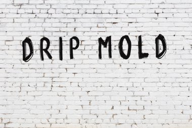 Kelime damlası beyaz tuğla duvara boyanmış.