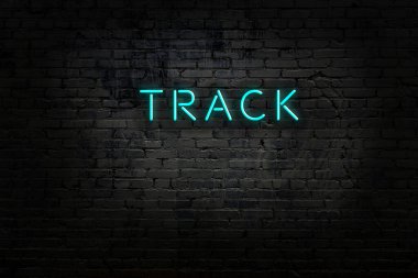 Duvarda yazıt izi olan neon işareti