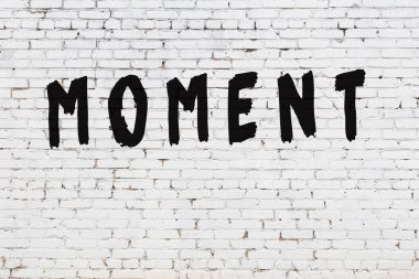 Üzerinde siyah boya olan beyaz duvar.