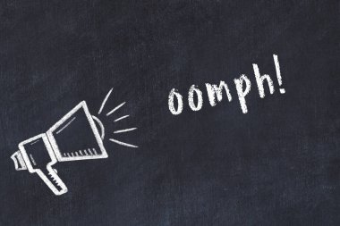 Hoparlör ve yazıtın tebeşir kırıntısı.