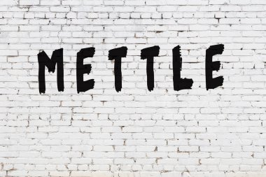 Üzerinde siyah boya olan beyaz bir duvar.