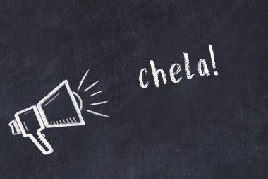 Tebeşir hoparlörü ve siyah karatahtaya yazı chela