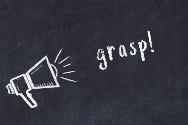 Tebeşir hoparlörü ve yazı tahtası üzerinde.