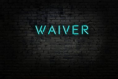 Tuğla duvardaki neon ışıklarının gece görüşü