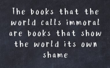 Üzerinde bilge yazılar olan siyah karatahta.