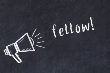 Tebeşir hoparlörü ve siyah karatahtadaki yazı arkadaşı.