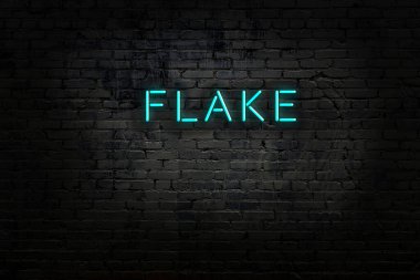 Tuğla duvardaki neon ışıklarının gece görüşü