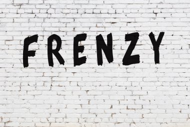 Üzerinde siyah boya yazıları olan beyaz bir duvar.