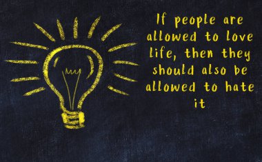 Fikir üretme kavramı. Ampulün tebeşir çizimi. Boşluğu kopyala