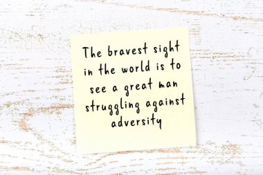 Ahşap duvardaki sarı yapışkan notta bilgece bir alıntı var.