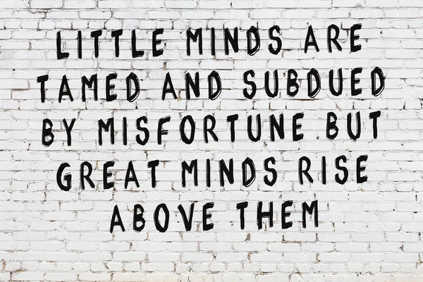 Fehér téglafal festett fekete felirattal bölcs idézet — Stock Fotó
