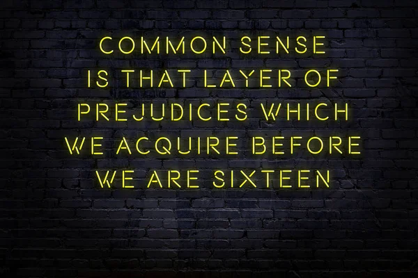 현명 한 인용입니다. 벽돌 벽에 새겨진 네온 비문 — 스톡 사진