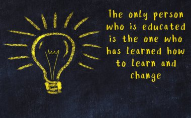 Fikir üretme kavramı. Ampulün tebeşir çizimi. Boşluğu kopyala