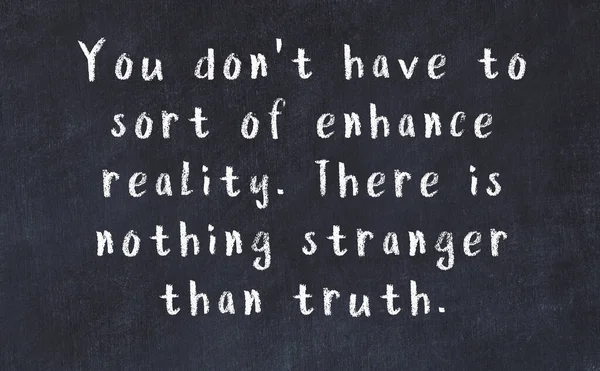 Üzerinde bilge yazılar olan siyah karatahta.