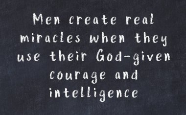 Siyah masadaki akıllı alıntıların tebeşiri.