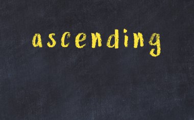 Yükselen sözcüğünün yazılı olduğu tebeşir masası