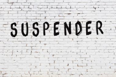 Siyah boyalı askılı beyaz duvar.