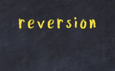 Üzerinde yazı versiyonu olan siyah karatahta