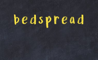 Üzerinde yatak örtüsü yazan tebeşir masası.