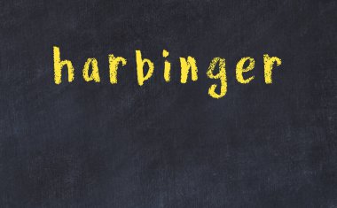 Üzerinde yazı tahtasının olduğu siyah karatahta