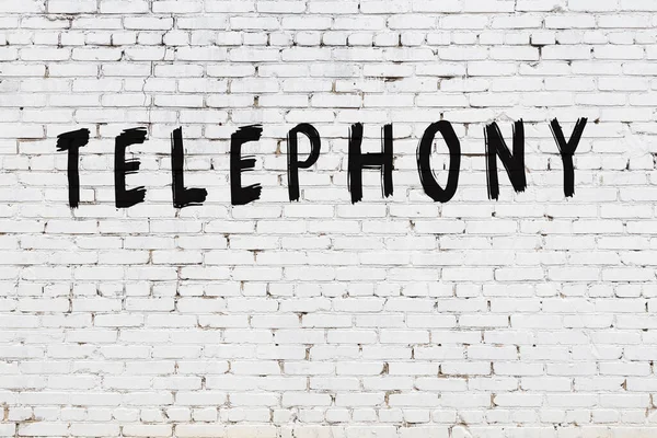 검은 페인트 비문 전화가 걸려 있는 흰 벽 — 스톡 사진