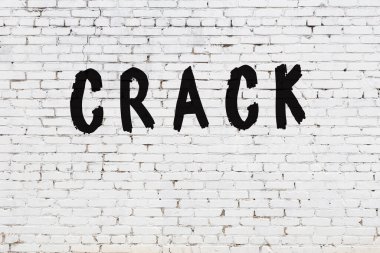 Beyaz tuğla duvarda kelime çatlağı