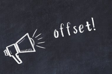 Tebeşir hoparlörü ve siyah karatahtaya yazılan yazı