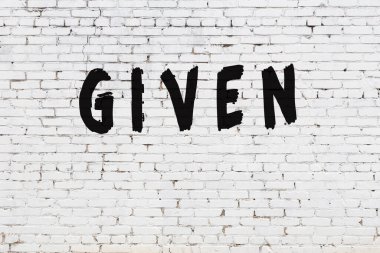 Beyaz tuğla duvara yazılmış kelimeler